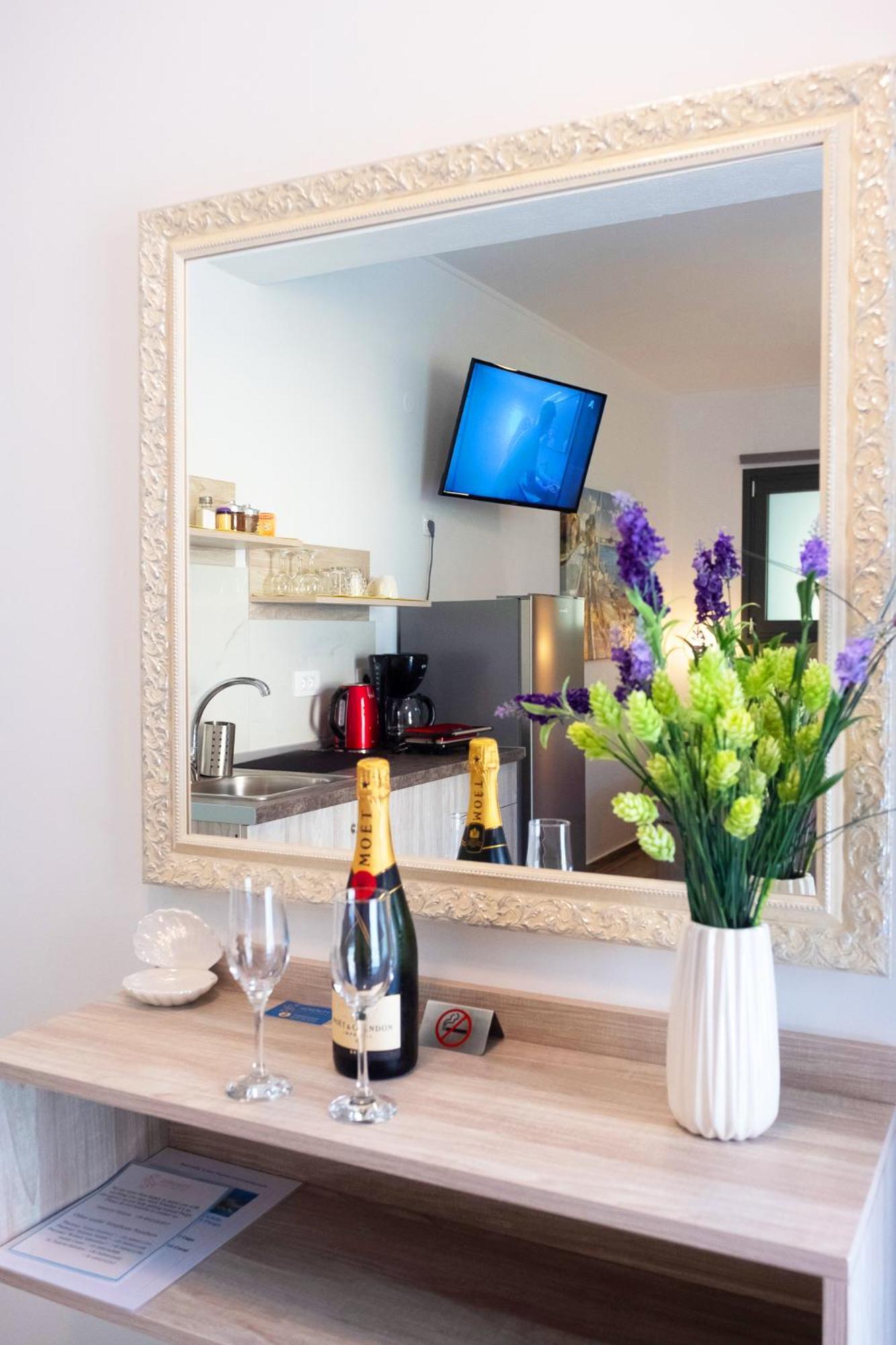 Serenity Luxe Suites Parga Buitenkant foto